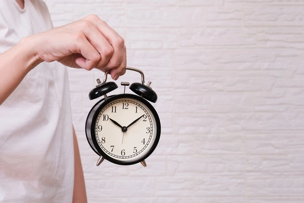 woman-holding-alarm-clock-showing-10-oclock-people-should-value-appreciate-time-deadline-concept-cop | Lo Scopribenessere lentezza
