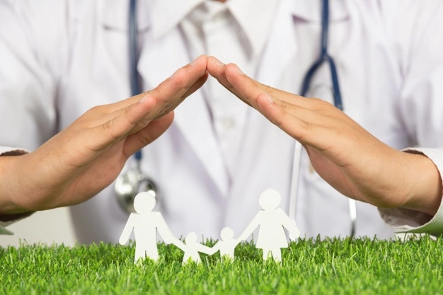 close-up-picture-doctor-s-hands-posting-symbol-home-family-member-model_1150-26706.jpg | Lo Scopribenessere casa