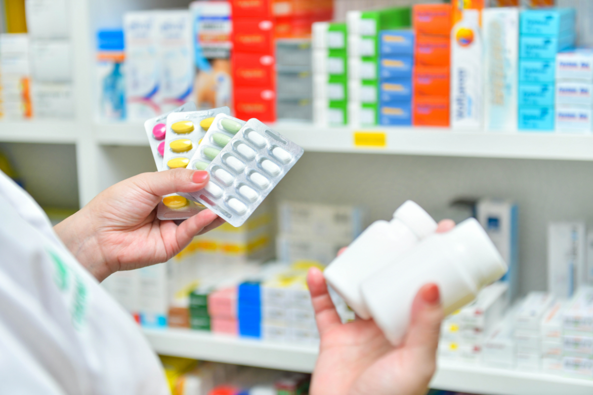 | Lo Scopribenessere Medicinali conservati in una borsa termica durante un viaggio estivo