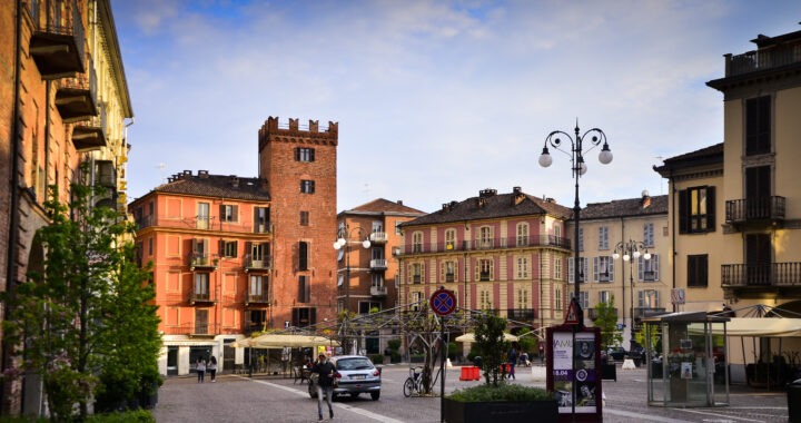 Asti a piedi: un itinerario tra torri medievali, palazzi barocchi e una cripta sotterranea